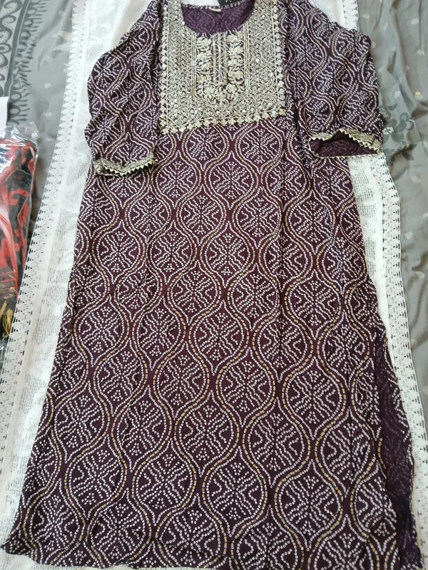 Maroon_Rayon_Straight_Bandhani_Print_Embroidered_Kurta_For_Women
