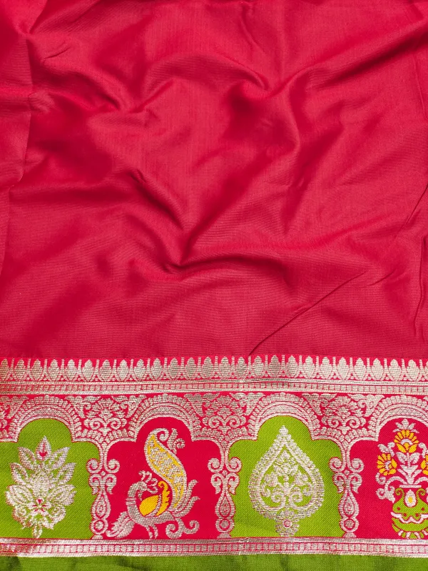 Mehendi_And_Red_Banarasi_Silk_Saree_And_Unstitched_Blouse_For_Women