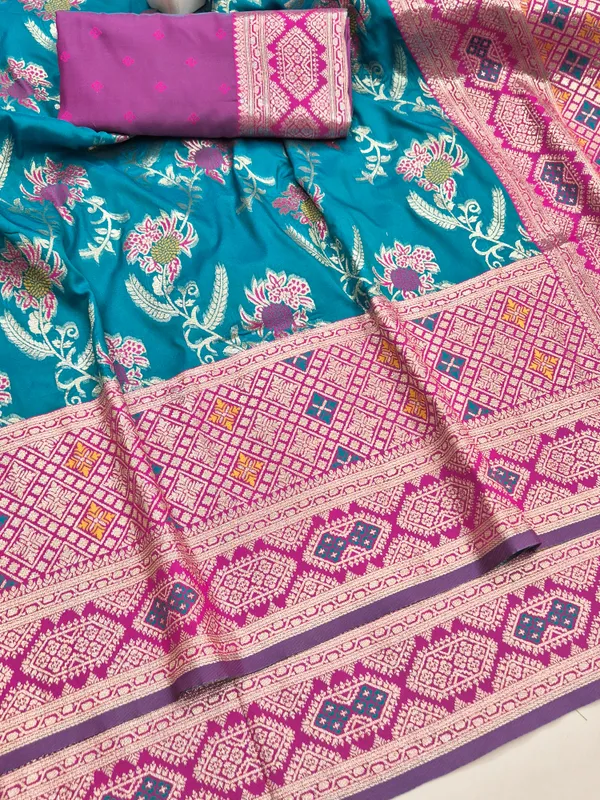 Teal_Woven_Floral_Saree_With_Elephant_Pallu_for_Women
