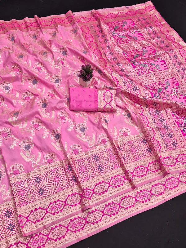 Pink_Printed_Traditional_Saree_for_Women