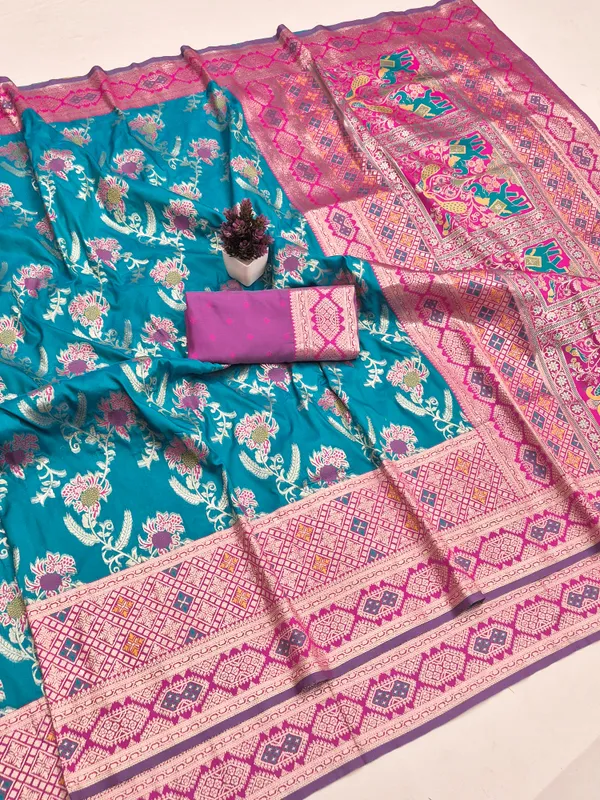 Teal_Woven_Floral_Saree_With_Elephant_Pallu_for_Women