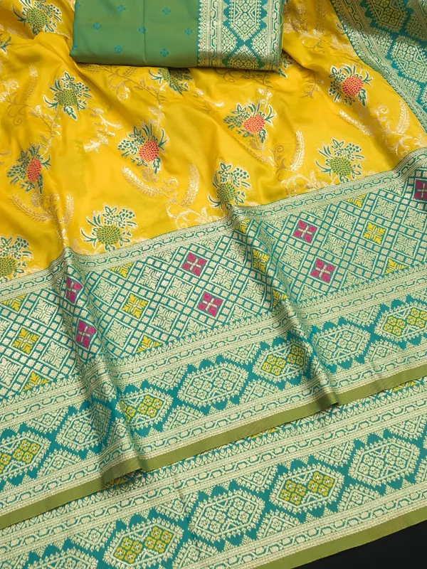 Yellow_Silk_Saree_With_Green_Printed_Border_for_Women