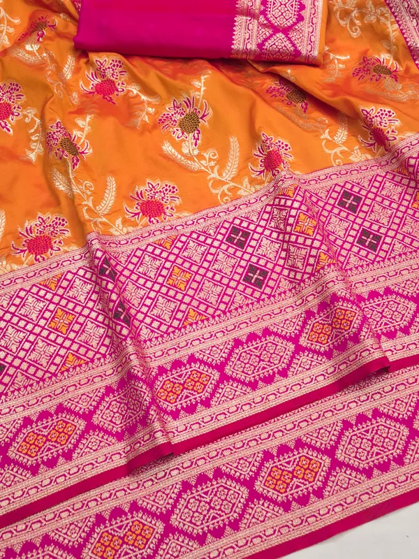 Orange_Floral_Print_Saree_With_Pink_Pallu_for_Women