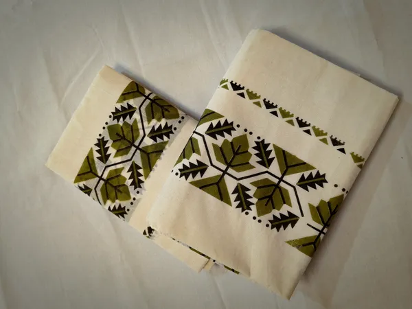 Cotton_Single_Kasavu_Set_Mundu_(Mundu_Neriyathum)_With_Green_Leaf_Border_2.80_Mtrs
