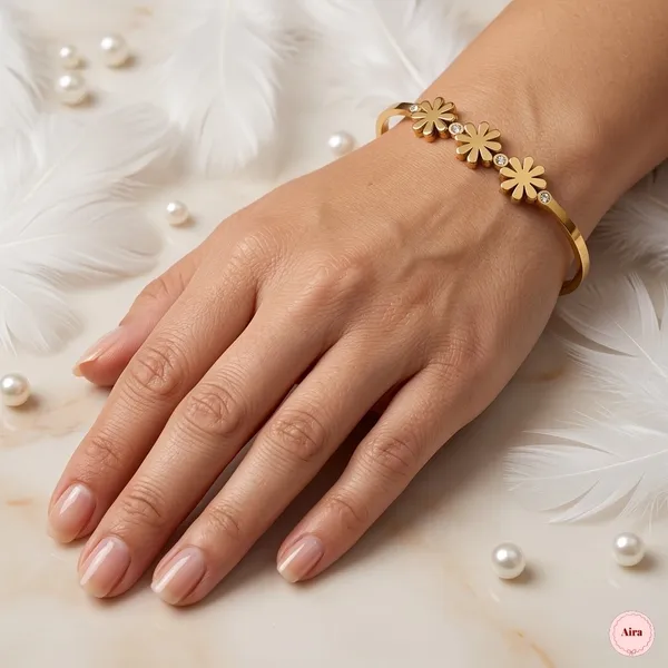 Gold_Floral_Daisy_Charm_Bracelet_For_Women