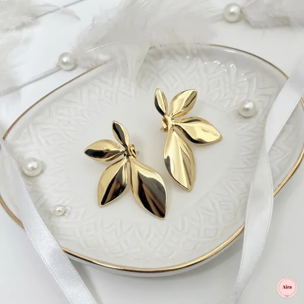 Gold_Tone_Five_Petal_Floral_Stud_Earrings_For_Women
