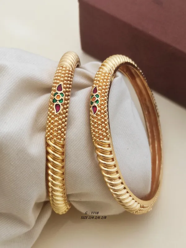 Textured_Bangles_With_Red_And_Green_Stone_Accents