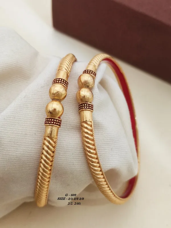 Twisted_Design_Bangle_Set_With_Beaded_Accents