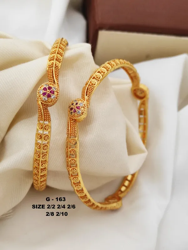 Traditional_Bangles_With_Pink_Stone_Embellishment