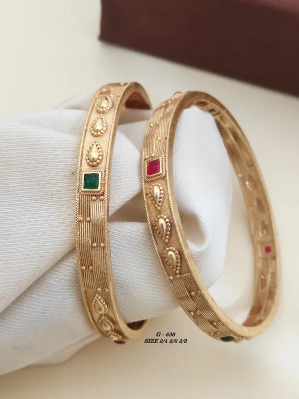 Gold_Tone_Textured_Bangles_With_Red_And_Green_Stones