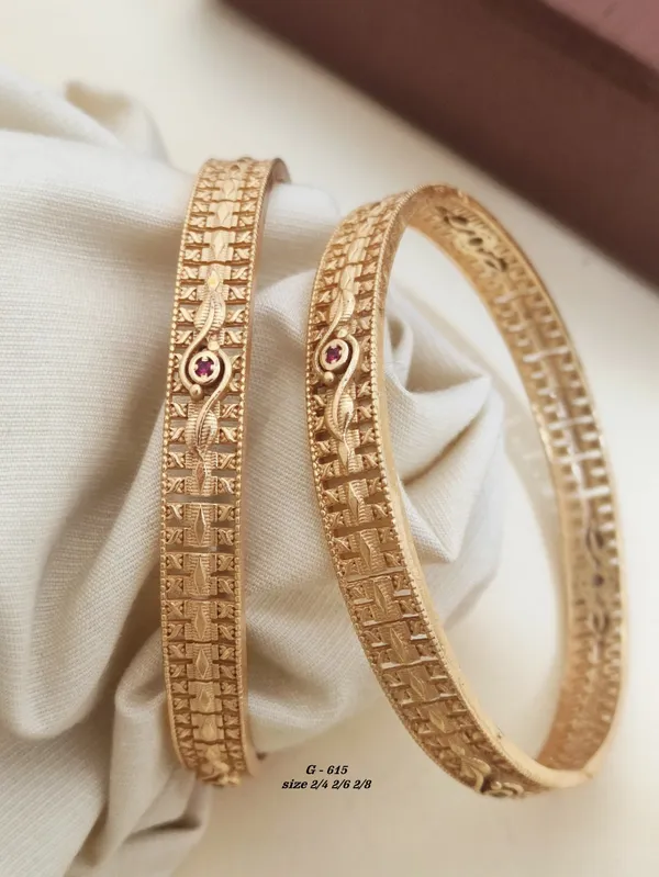 Textured_Bangle_Set_With_Stone_Embellishment