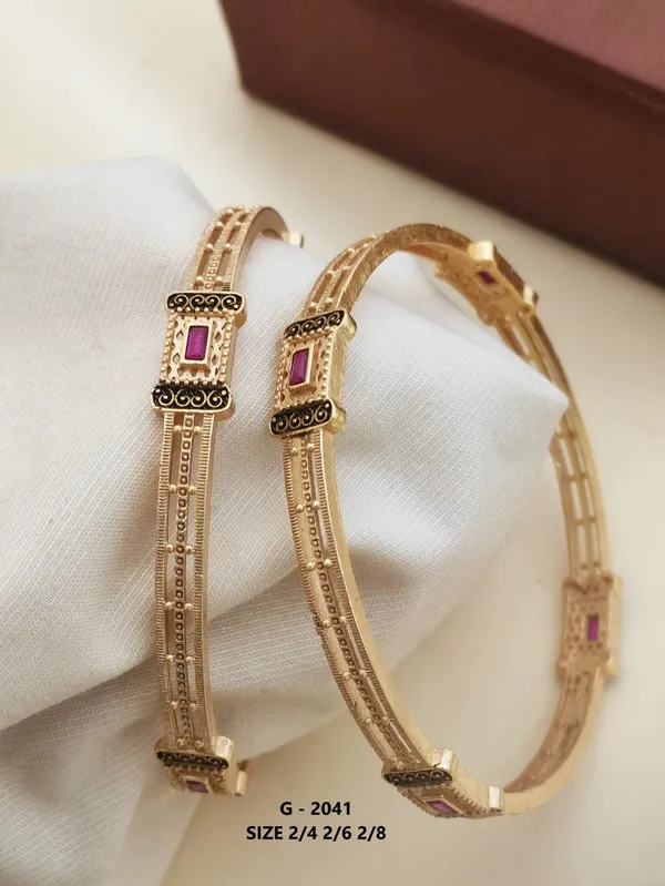 Traditional_Bangles_With_Pink_Stone_Work