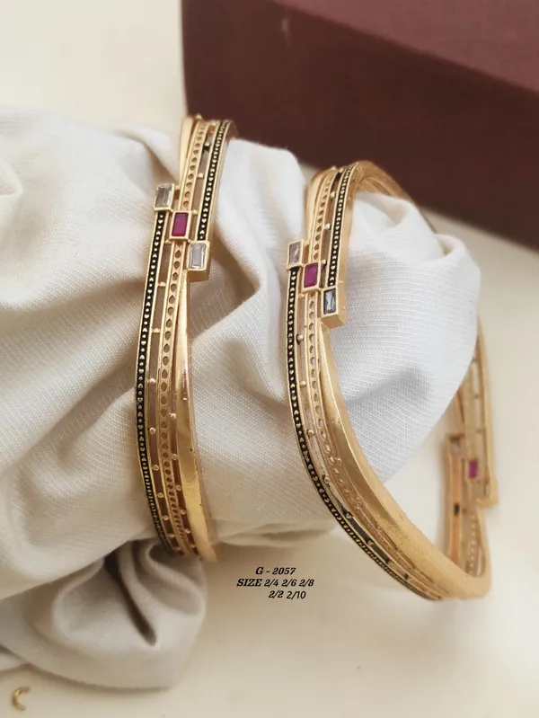 Gold_Brass_Premium_Design_Bangles_Set_For_Women