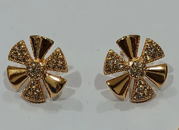 Floral_Pinwheel_Pendant_Necklace_With_Matching_Earrings_Set