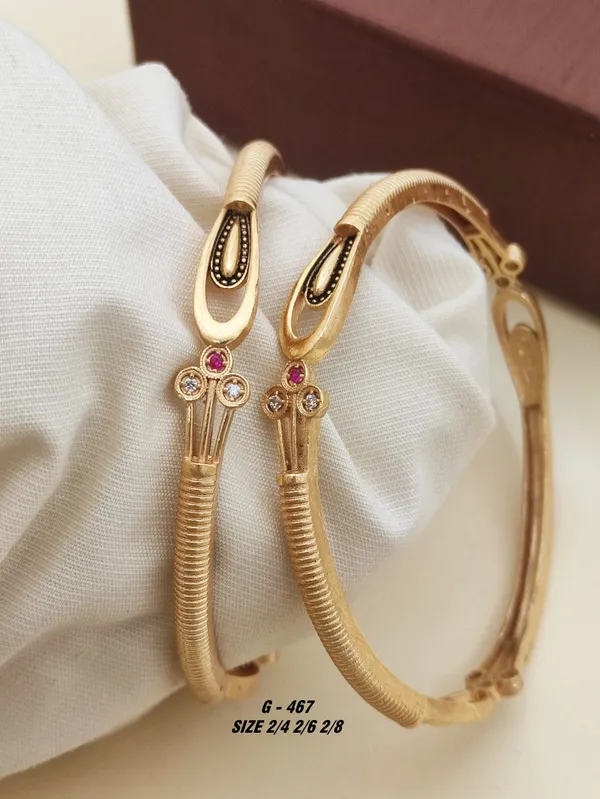 Flexible_Bangle_Set_With_Stone_Detailing_For_Women