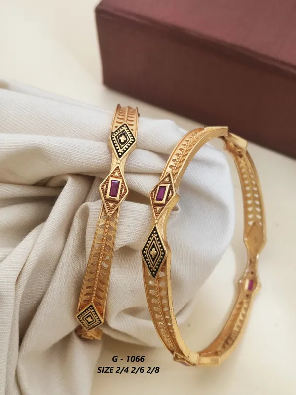 Diamond_Pattern_Stone_Embellished_Bangles_Set_For_Women