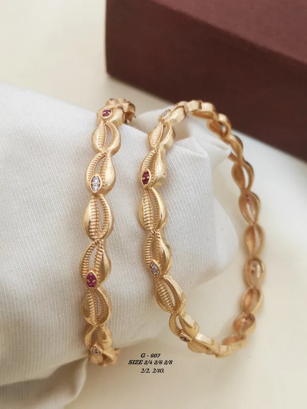 Twisted_Rope_Design_Bangles_With_Pink_Stone_Accents