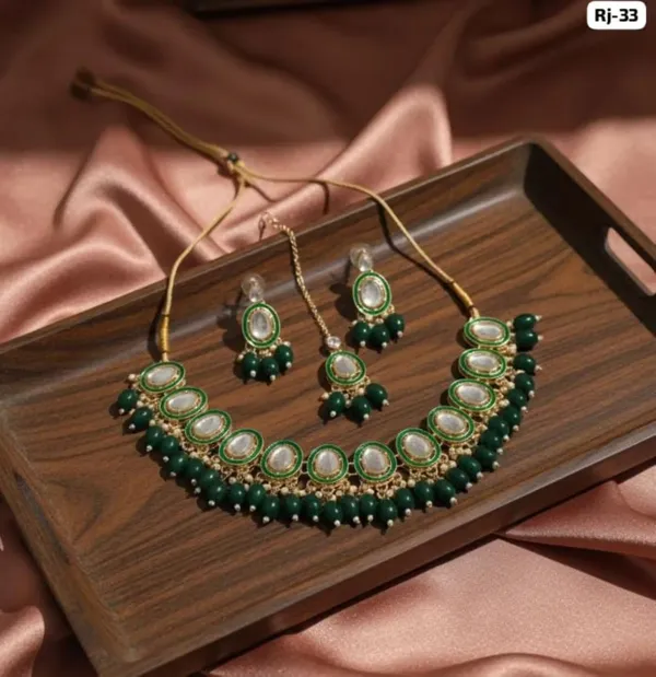Elegant_Green_Kundan_Necklace_Set_with_Pearl_Detailing,_Matching_Earrings_&_Maang_Tikka