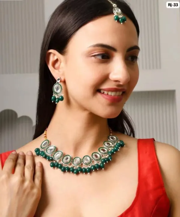 Elegant_Green_Kundan_Necklace_Set_with_Pearl_Detailing,_Matching_Earrings_&_Maang_Tikka