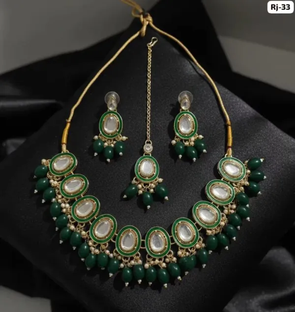 Elegant_Green_Kundan_Necklace_Set_with_Pearl_Detailing,_Matching_Earrings_&_Maang_Tikka