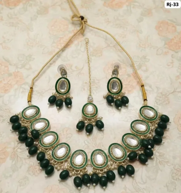 Elegant_Green_Kundan_Necklace_Set_with_Pearl_Detailing,_Matching_Earrings_&_Maang_Tikka