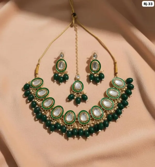 Elegant_Green_Kundan_Necklace_Set_with_Pearl_Detailing,_Matching_Earrings_&_Maang_Tikka