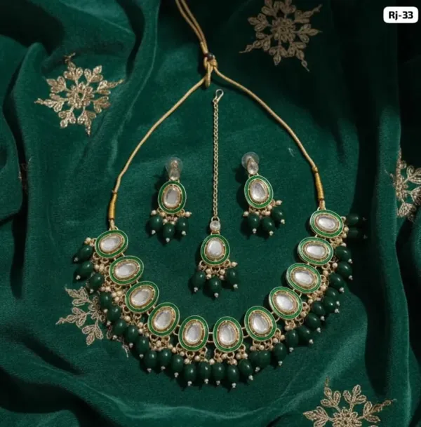 Elegant_Green_Kundan_Necklace_Set_with_Pearl_Detailing,_Matching_Earrings_&_Maang_Tikka