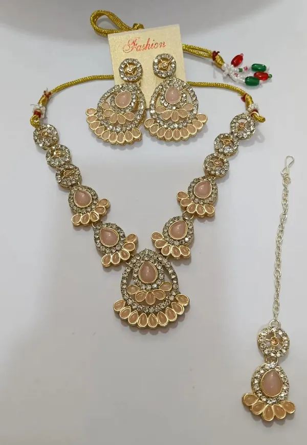 Elegant_Peach_Kundan_Necklace_Set_with_Matching_Earrings,_Maang_Tikka_&_Gold-Tone_Detailing