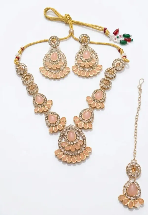 Elegant_Peach_Kundan_Necklace_Set_with_Matching_Earrings,_Maang_Tikka_&_Gold-Tone_Detailing