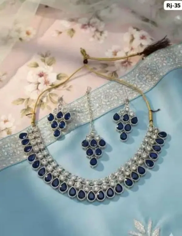 Elegant_Blue_Kundan_Necklace_Set_with_Matching_Earrings_&_Maang_Tikka
