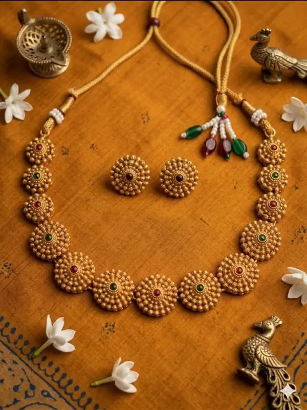 Elegant_Emerald_Green_Kundan_Necklace_Set_with_Matching_Earrings_&_Maang_Tikka
