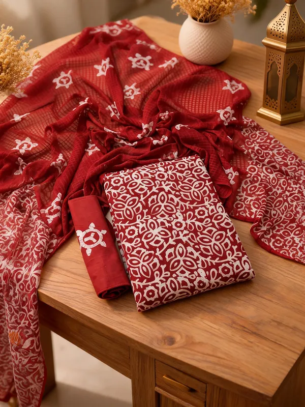 Aahoo_Brick_Red_Pure_Cotton_Hand_Batik_Tie_Dye_Block_Suit