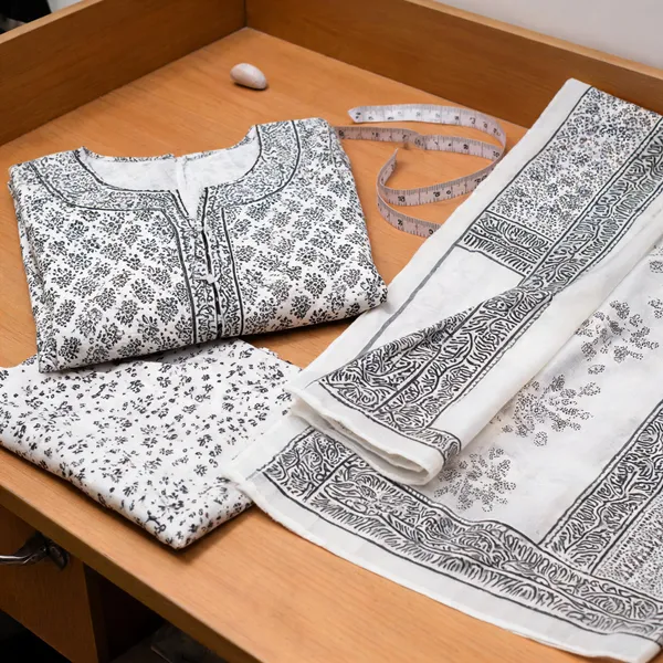 Classic_Black_And_White_72-72_Pure_Cotton_Hand_Batik_Block_Suit