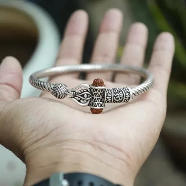 Silver_Oxidized_Rudraksha_Beaded_Kada_Bracelet_for_Men/_Trishul_Rudraksha_Kada