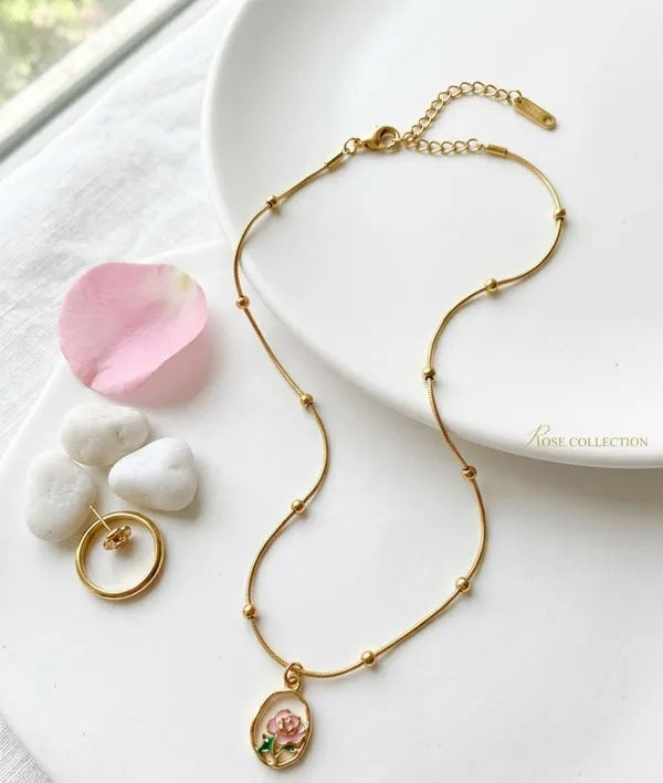 Gold_Alloy_Metal_Enamel_Floral_Oval_Pendant_Satellite_Chain_Necklace
