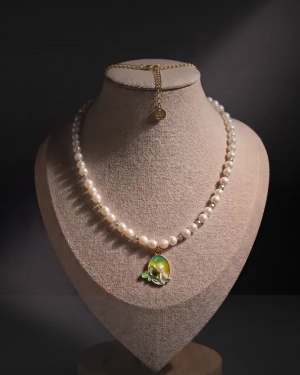 White_Pearl_Beaded_Necklace_With_Iridescent_Pendant