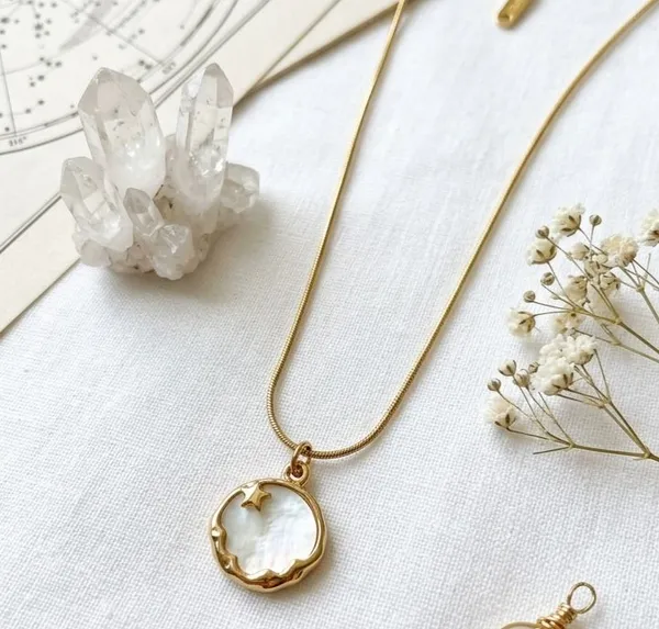 Gold_Alloy_Metal_Snake_Chain_Cameo_Round_Pendant_Necklace_For_Women