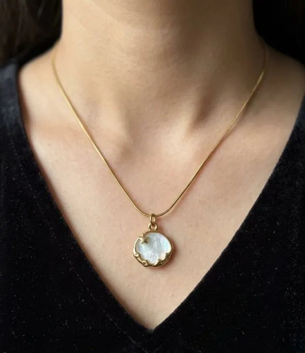 Gold_Alloy_Metal_Snake_Chain_Cameo_Round_Pendant_Necklace_For_Women