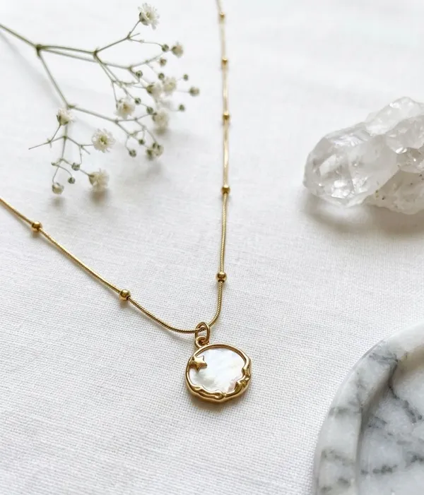 Gold_Toned_Cameo_Pendant_Necklace_With_Delicate_Chain