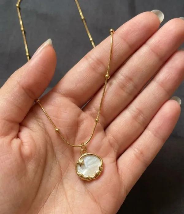 Gold_Toned_Cameo_Pendant_Necklace_With_Delicate_Chain