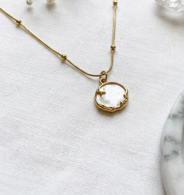 Gold_Toned_Cameo_Pendant_Necklace_With_Delicate_Chain