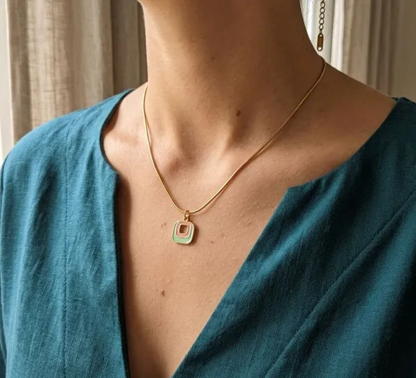 Gold_Tone_Geometric_Enamel_Pendant_Necklace_For_Women
