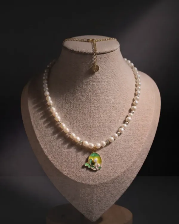 White_Pearl_Beaded_Necklace_With_Iridescent_Pendant