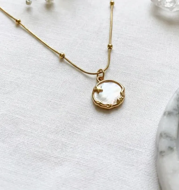 Gold_Toned_Cameo_Pendant_Necklace_With_Delicate_Chain