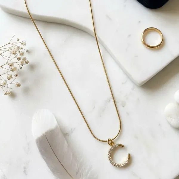 Gold_Alloy_Metal_Snake_Chain_Crystal_Crescent_Moon_Pendant_For_Women