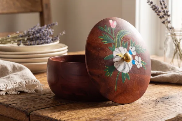 Hand-Painted_Wooden_Round_Roti_Box_With_Floral_Design