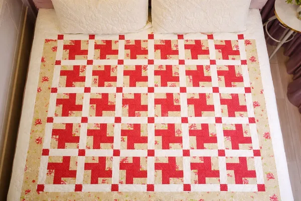 Crimson_Lattice_Cotton_Bedquilt_Floral_Border_Edition