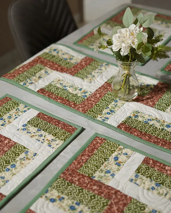 Zigzag_Lattice_Floral_Mosaic_Table_Runner