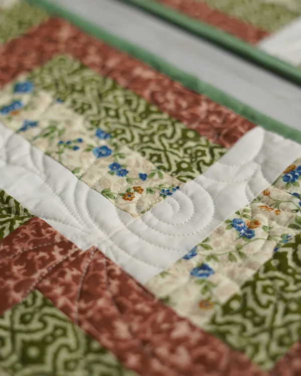 Zigzag_Lattice_Floral_Mosaic_Table_Runner