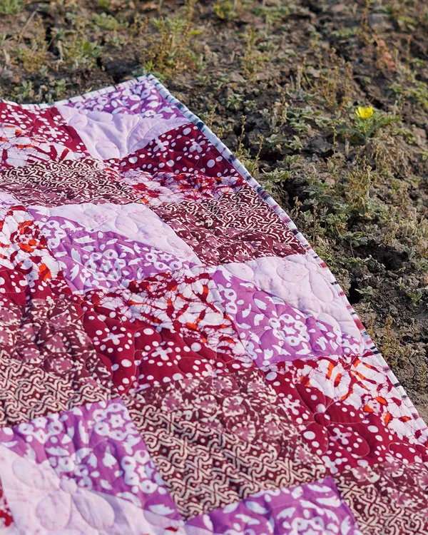 Blush_Berry_Geometric_Bloom_Baby_Quilt